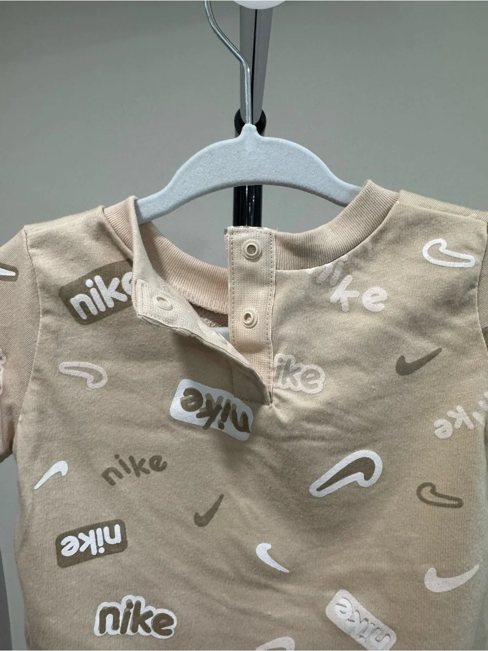NWT Nike Infant Swoosh All-Over Print Romper, Beige/Hemp, Size 9 Months